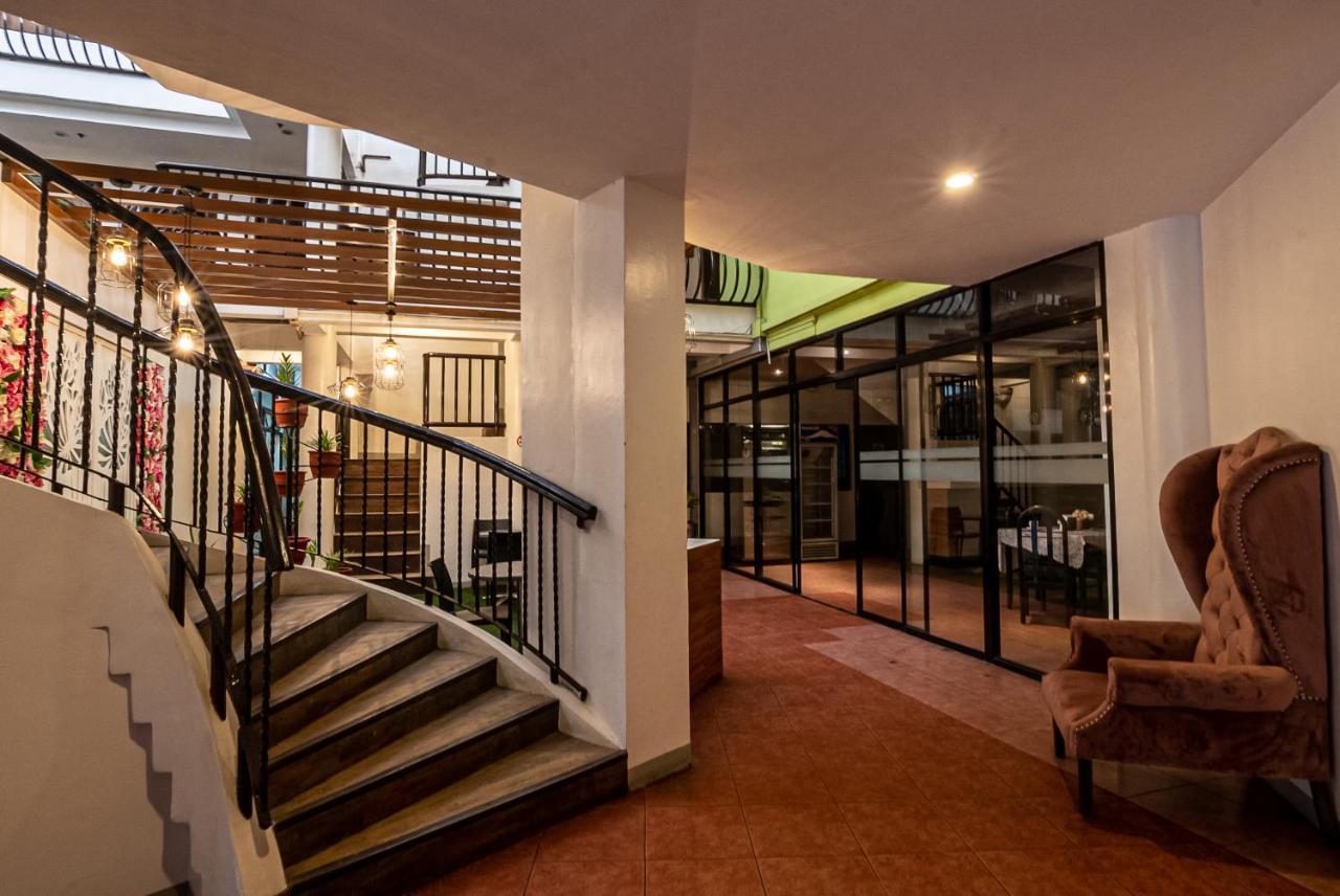 Kiwi Hotel Cebu Buitenkant foto